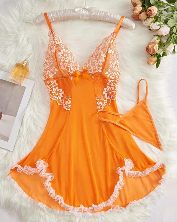 Nuisette sexy à bretelles avec décolleté plongeant en V, dentelle contrastée en mesh et décoration nœud (avec string)